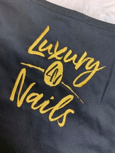 Luxury Nails - Kötény, arany hímzéssel